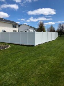 picture of Zachary white vinyl privacy fence in a neighborhood